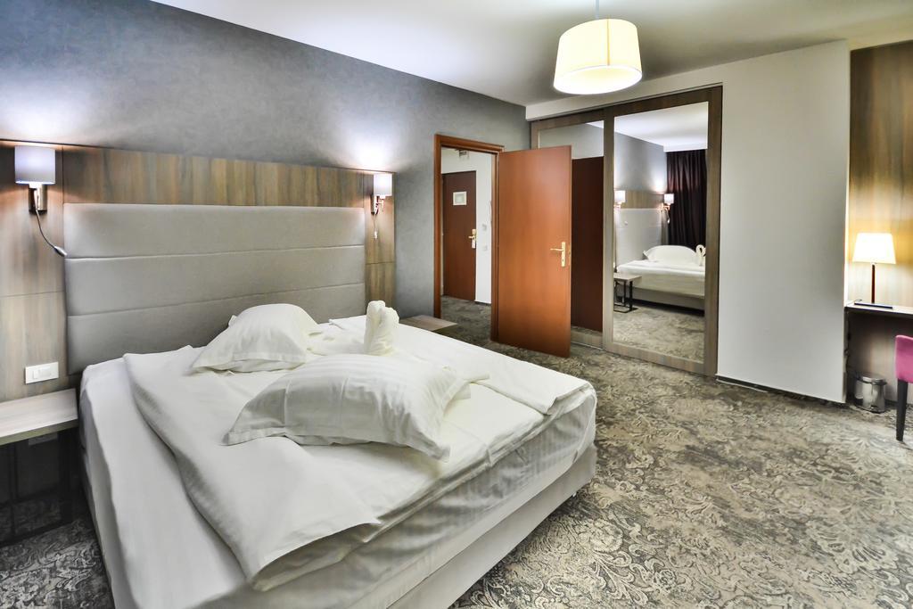 Hotel Europeca ไกรโอวา ภายนอก รูปภาพ