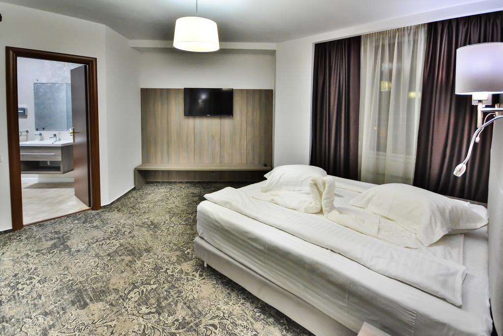Hotel Europeca ไกรโอวา ภายนอก รูปภาพ