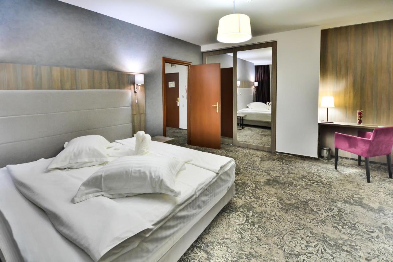 Hotel Europeca ไกรโอวา ภายนอก รูปภาพ